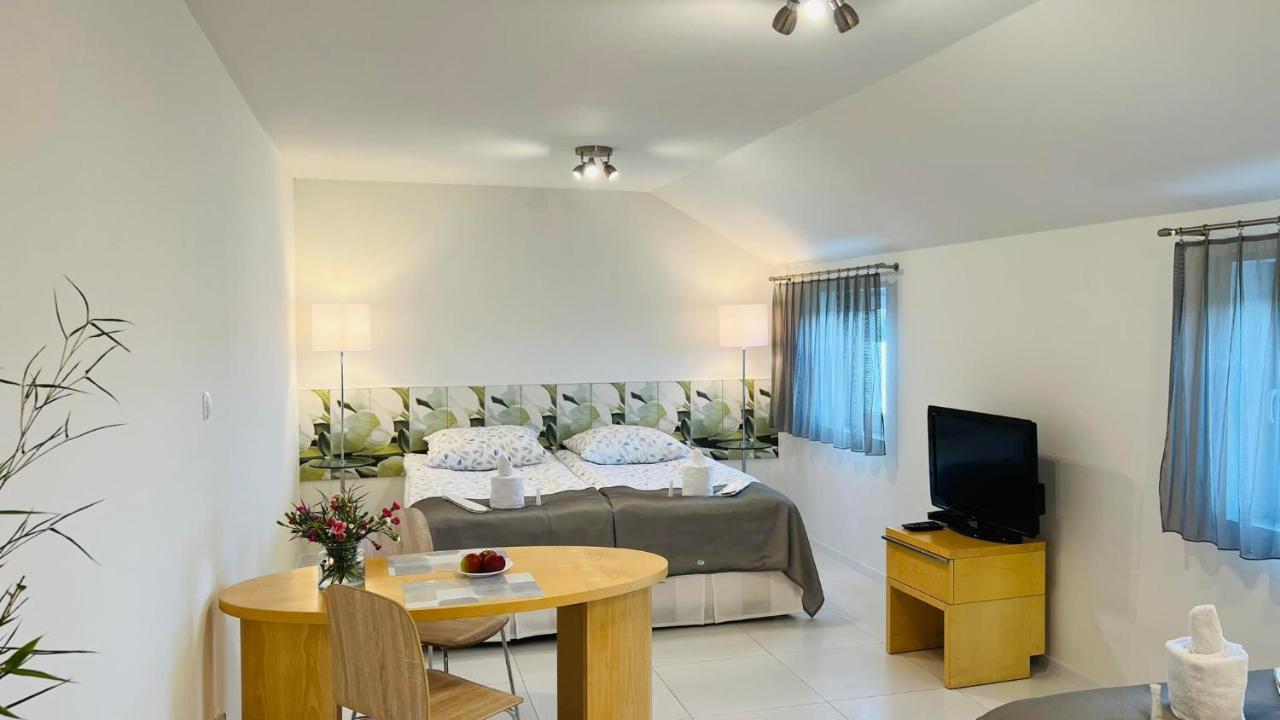 Azyl Hotel Legnica Bagian luar foto