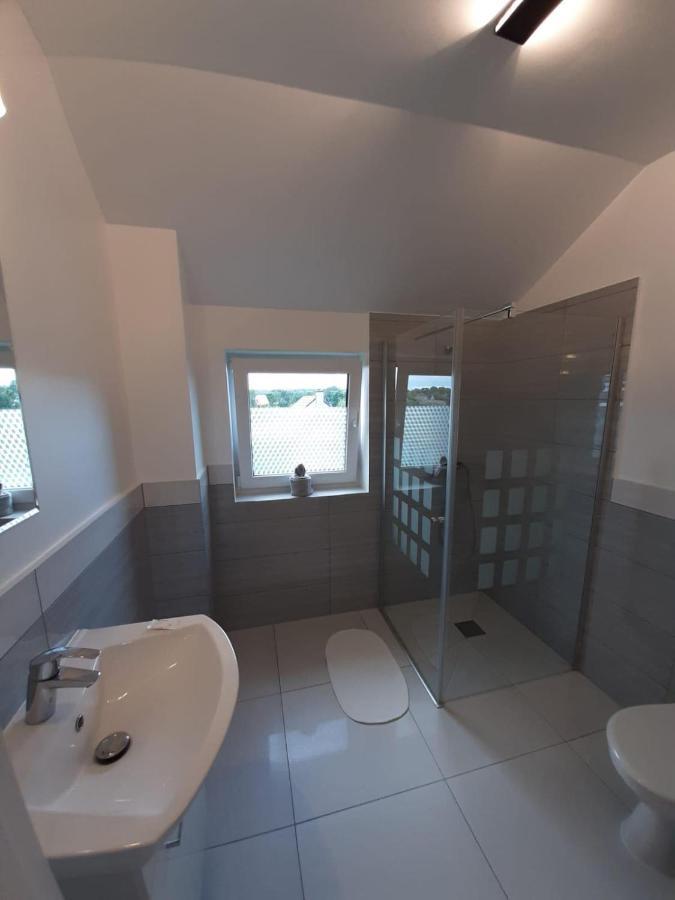 Azyl Hotel Legnica Bagian luar foto