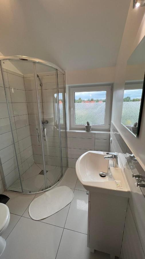 Azyl Hotel Legnica Bagian luar foto