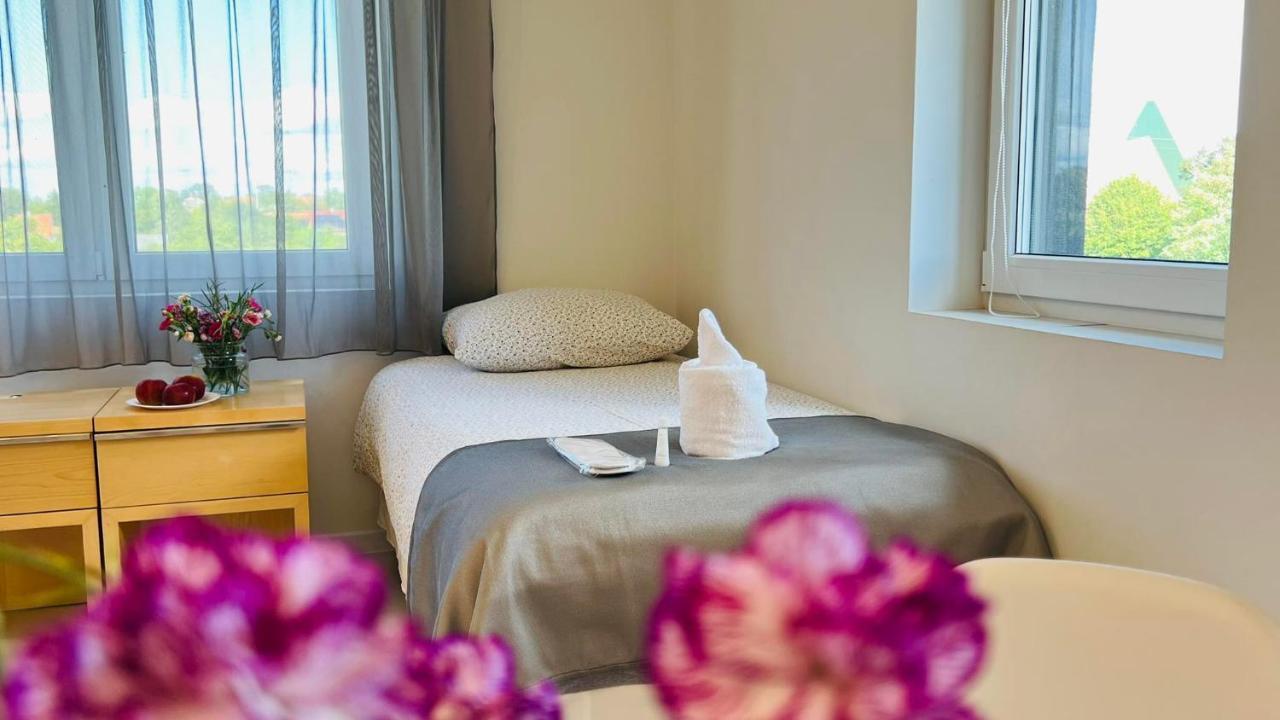 Azyl Hotel Legnica Bagian luar foto