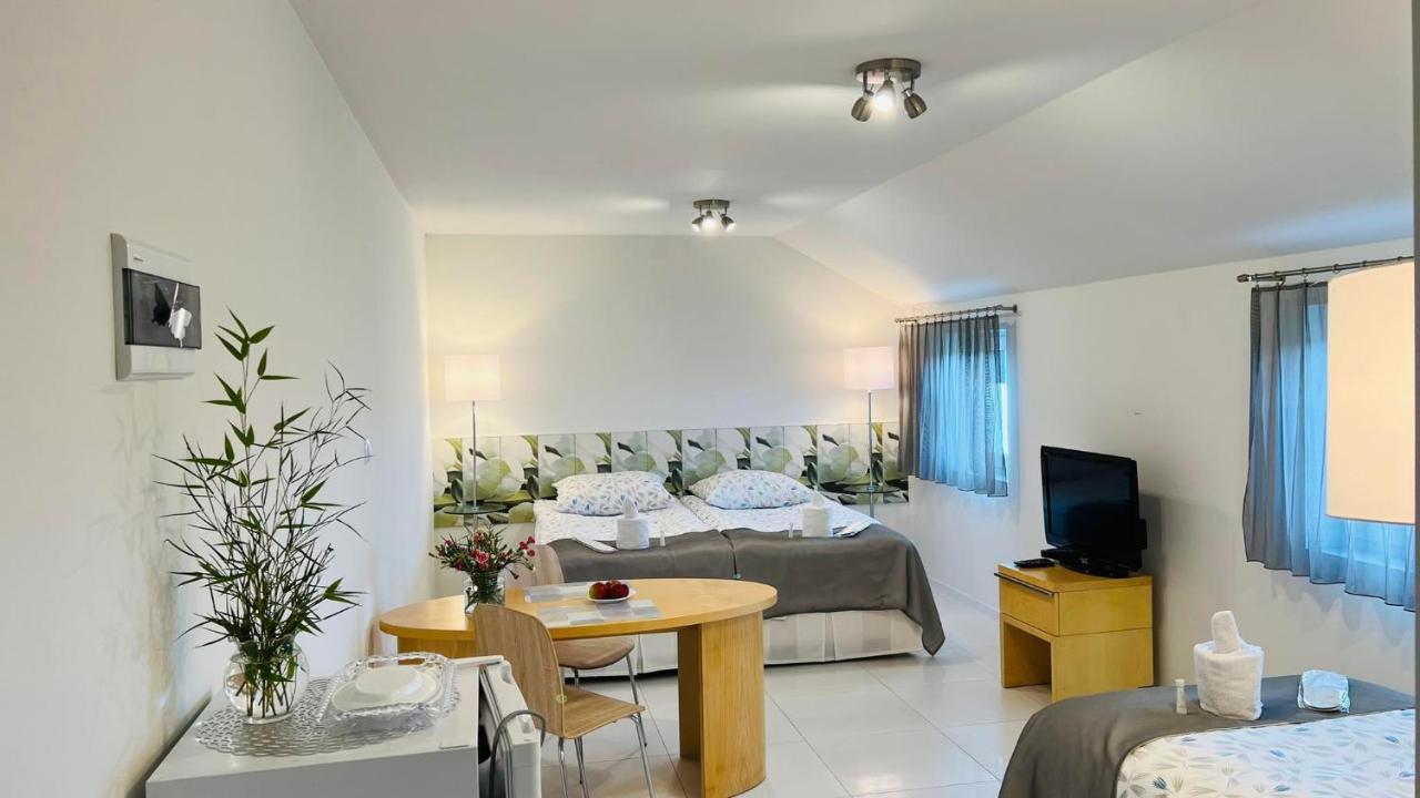 Azyl Hotel Legnica Bagian luar foto