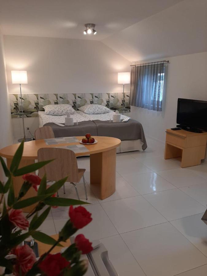 Azyl Hotel Legnica Bagian luar foto