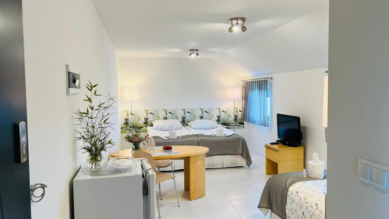 Azyl Hotel Legnica Bagian luar foto