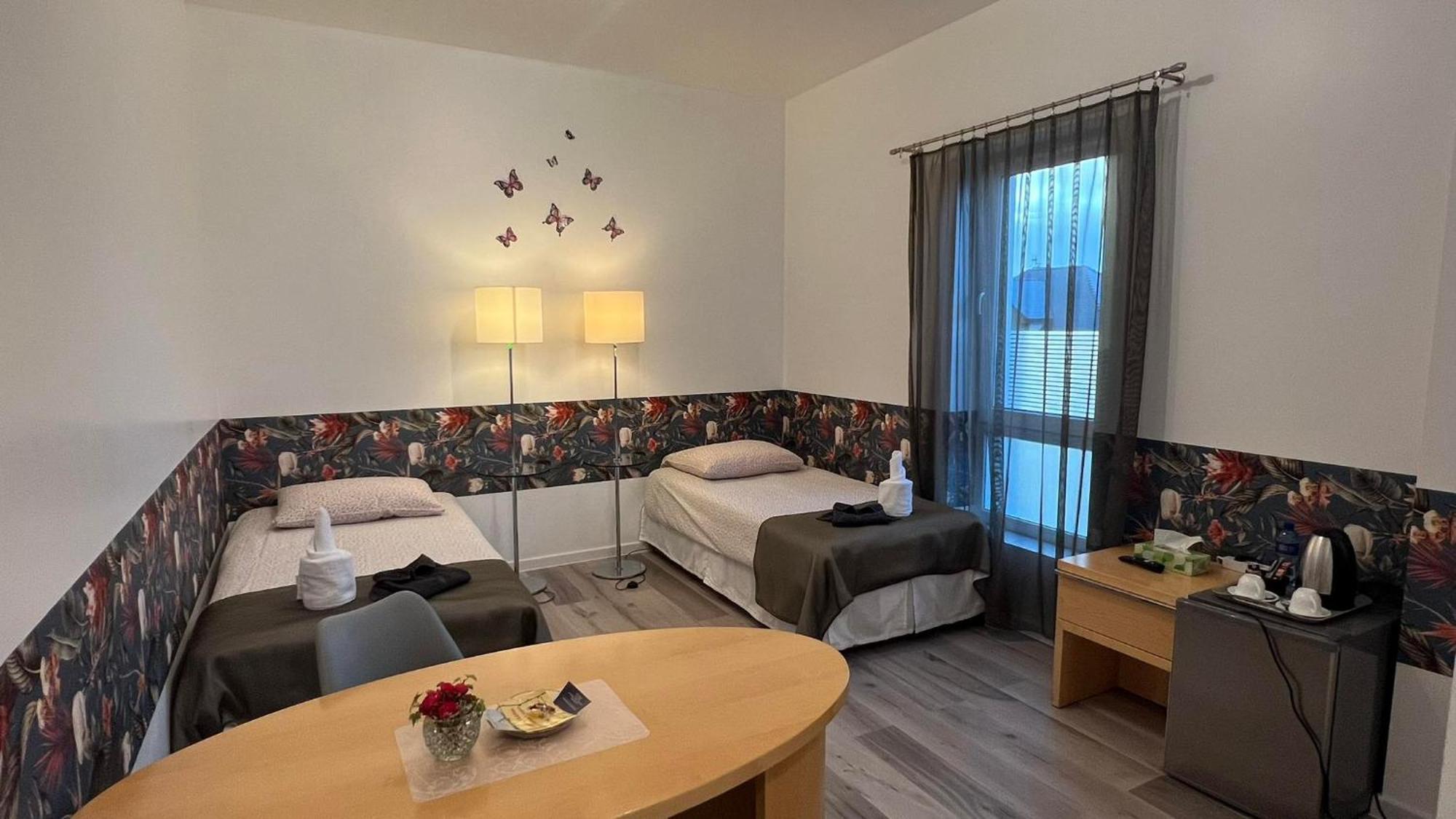 Azyl Hotel Legnica Bagian luar foto