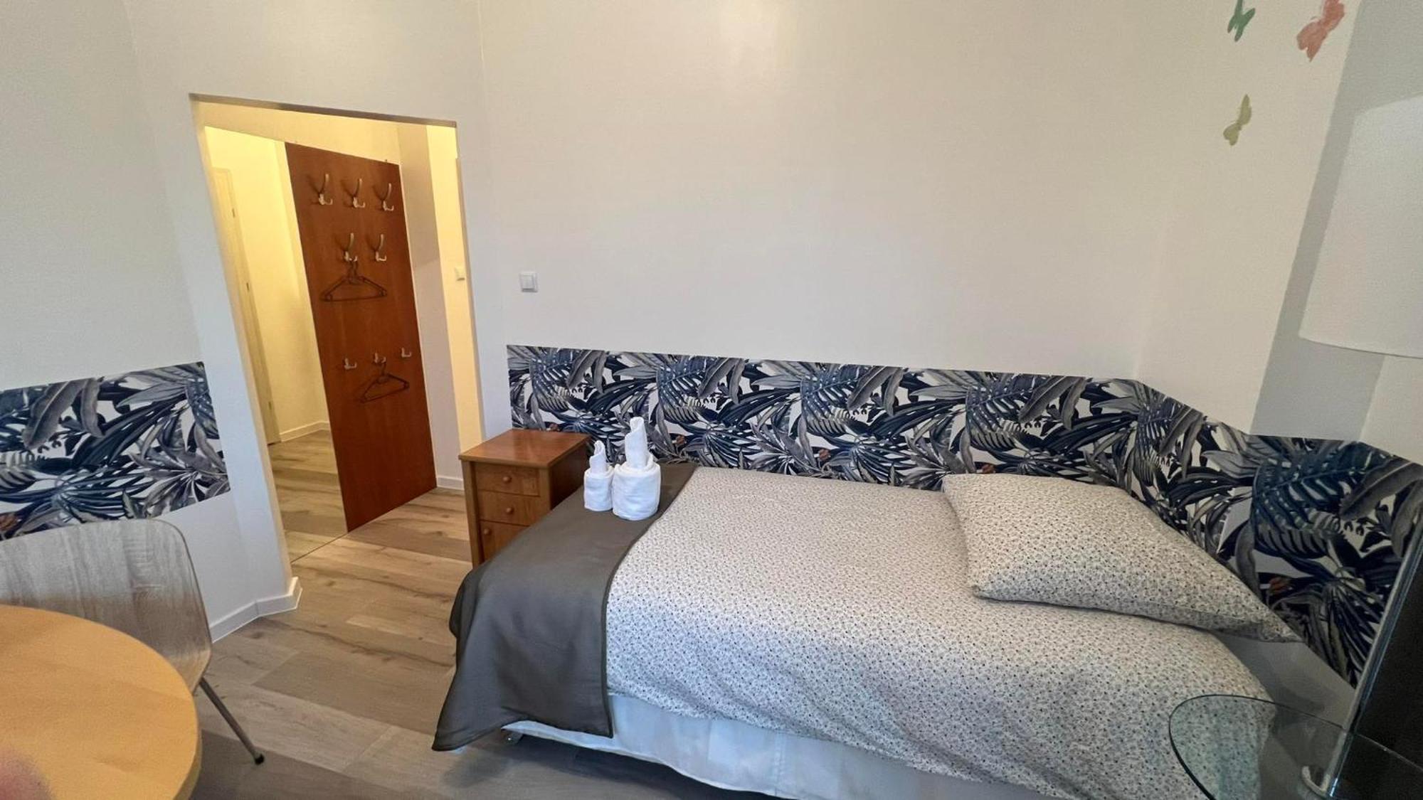 Azyl Hotel Legnica Bagian luar foto
