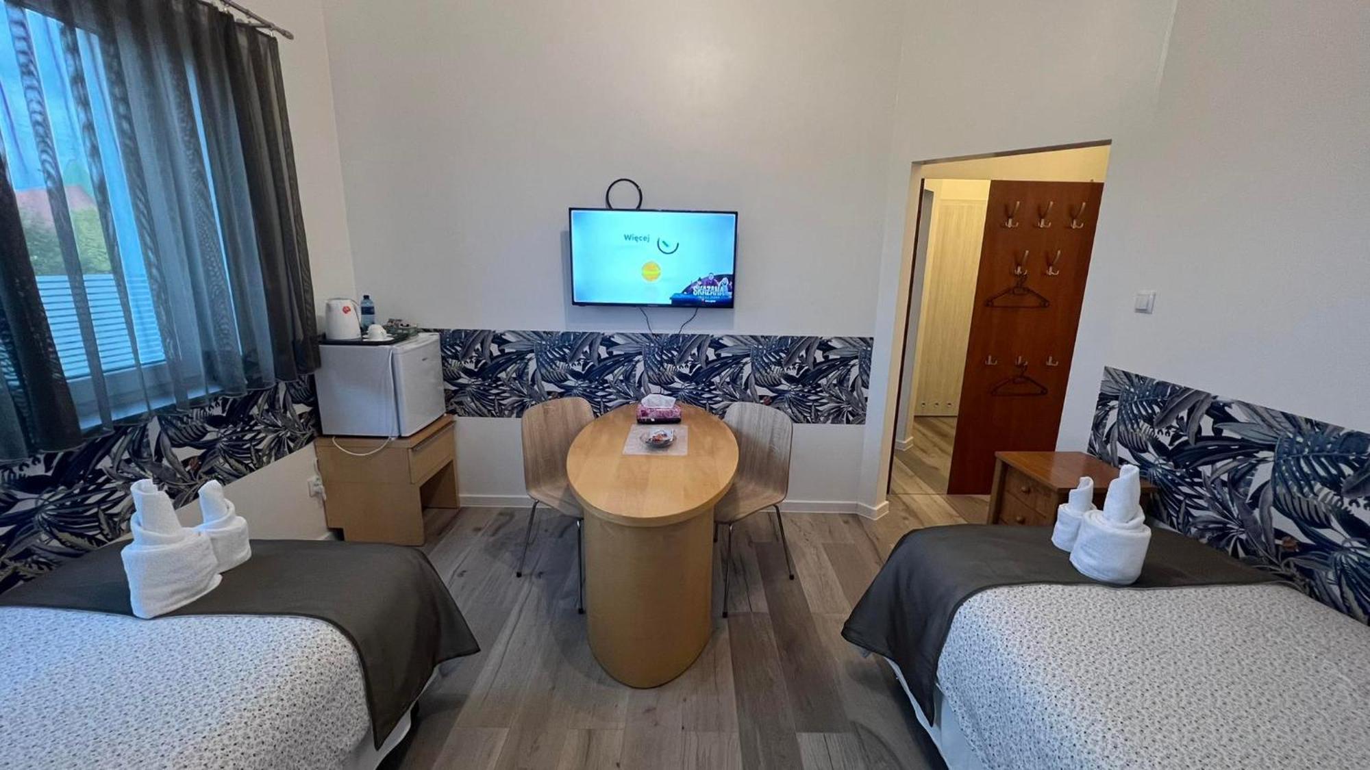 Azyl Hotel Legnica Bagian luar foto
