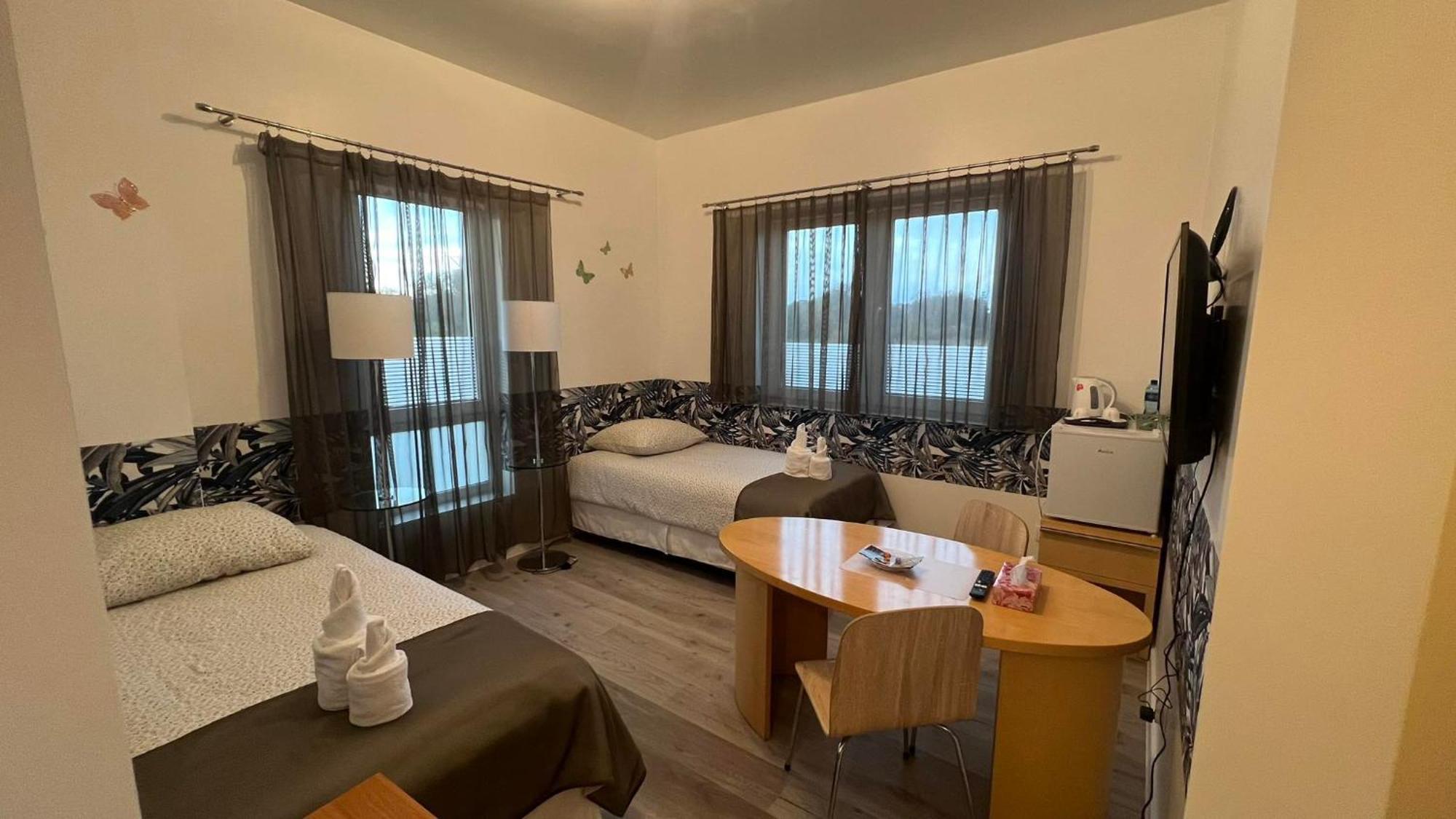 Azyl Hotel Legnica Bagian luar foto