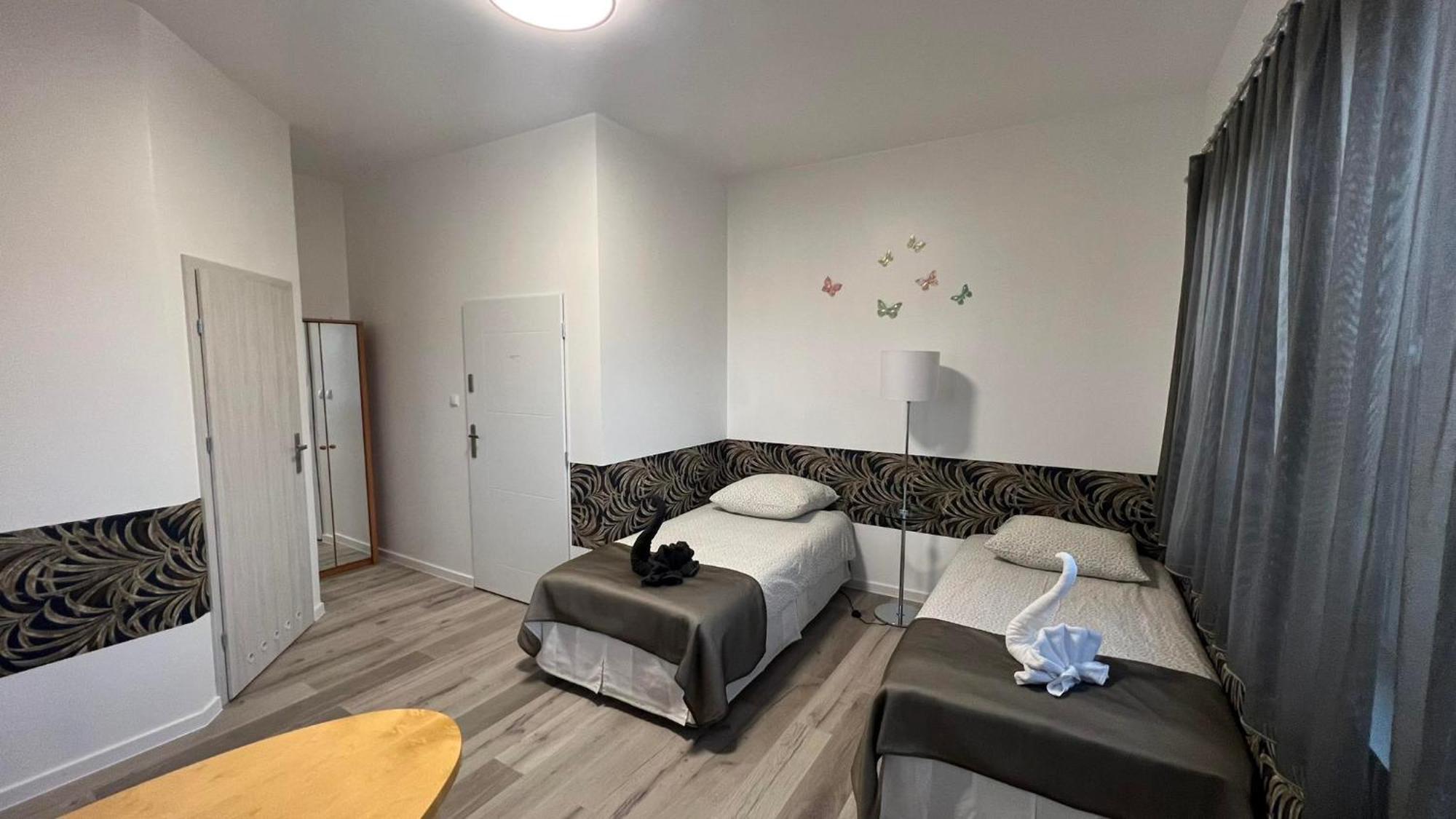 Azyl Hotel Legnica Bagian luar foto