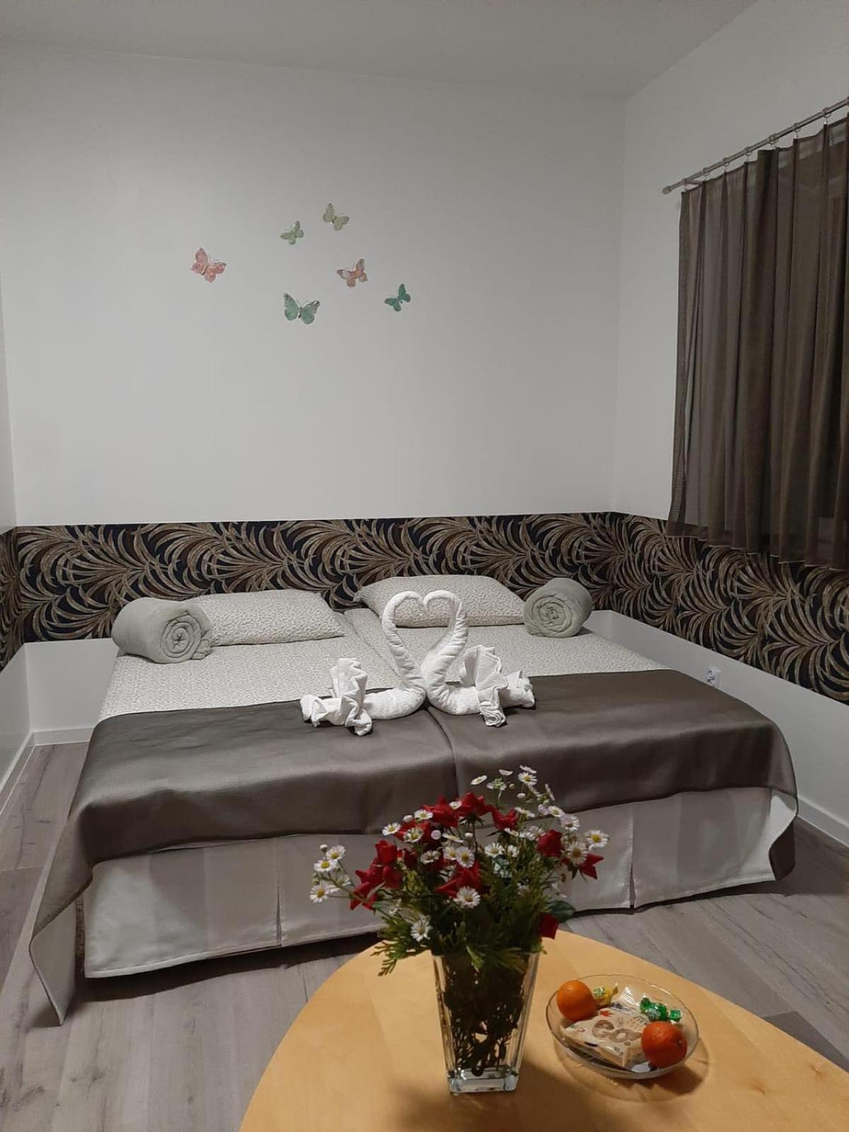 Azyl Hotel Legnica Bagian luar foto