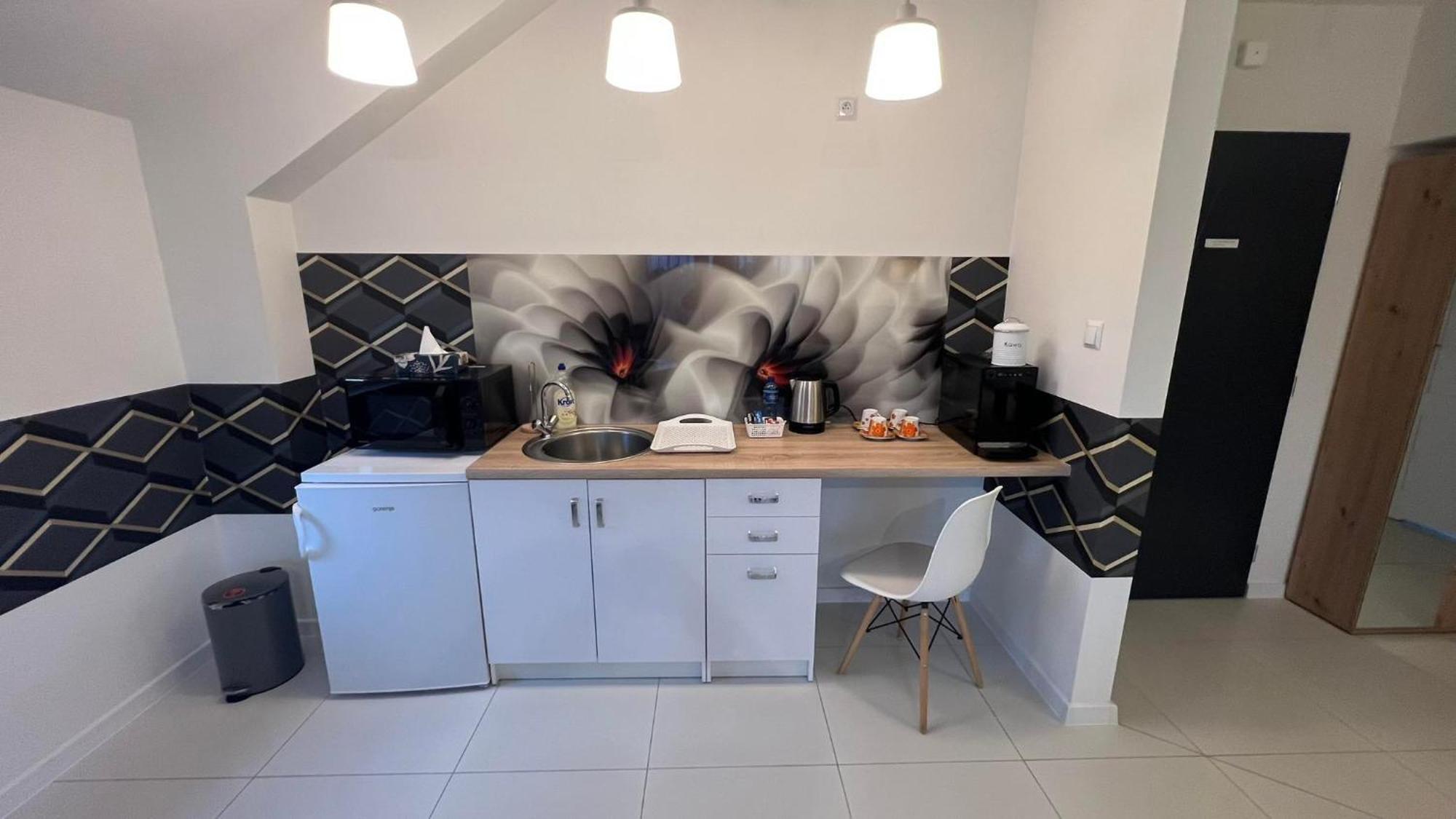 Azyl Hotel Legnica Bagian luar foto