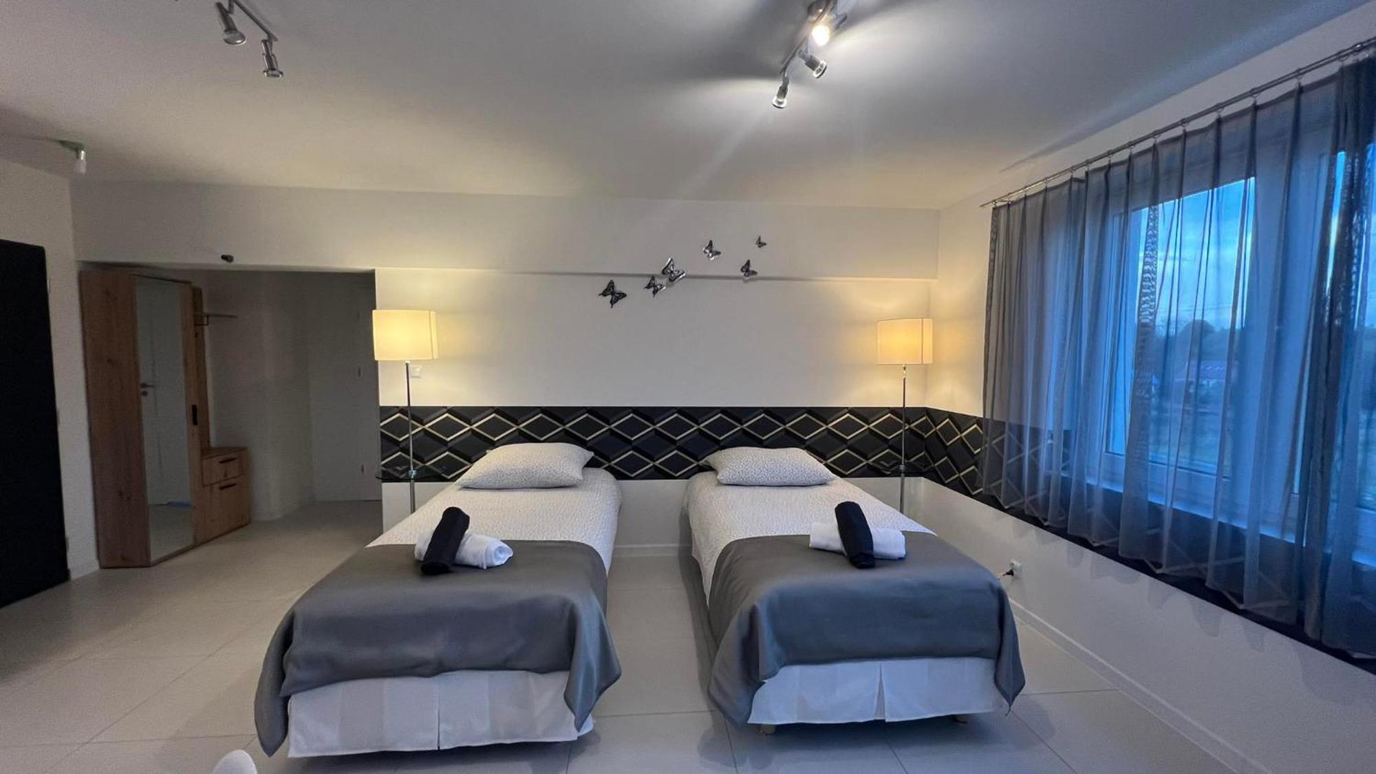 Azyl Hotel Legnica Bagian luar foto