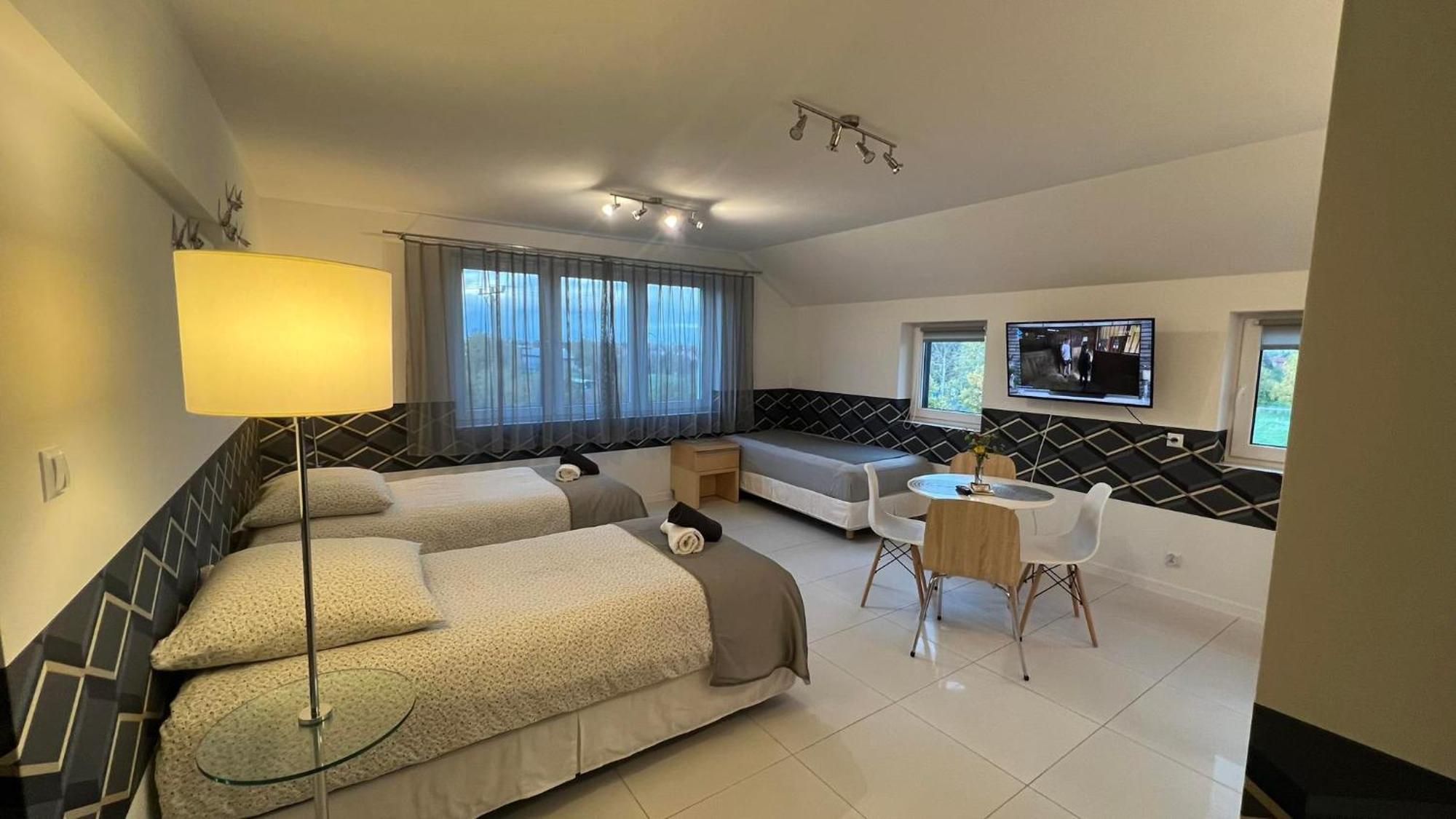 Azyl Hotel Legnica Bagian luar foto