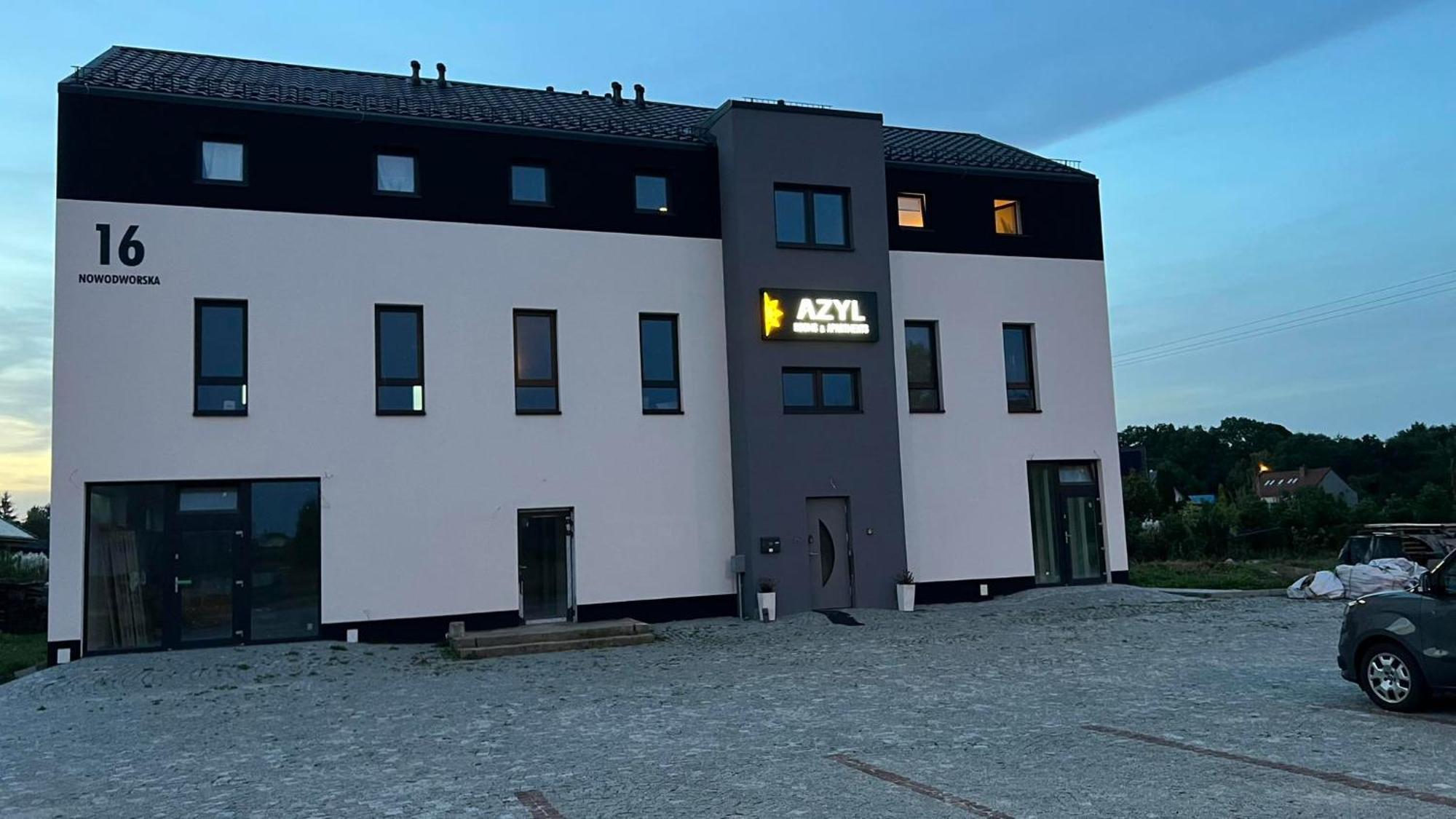 Azyl Hotel Legnica Bagian luar foto