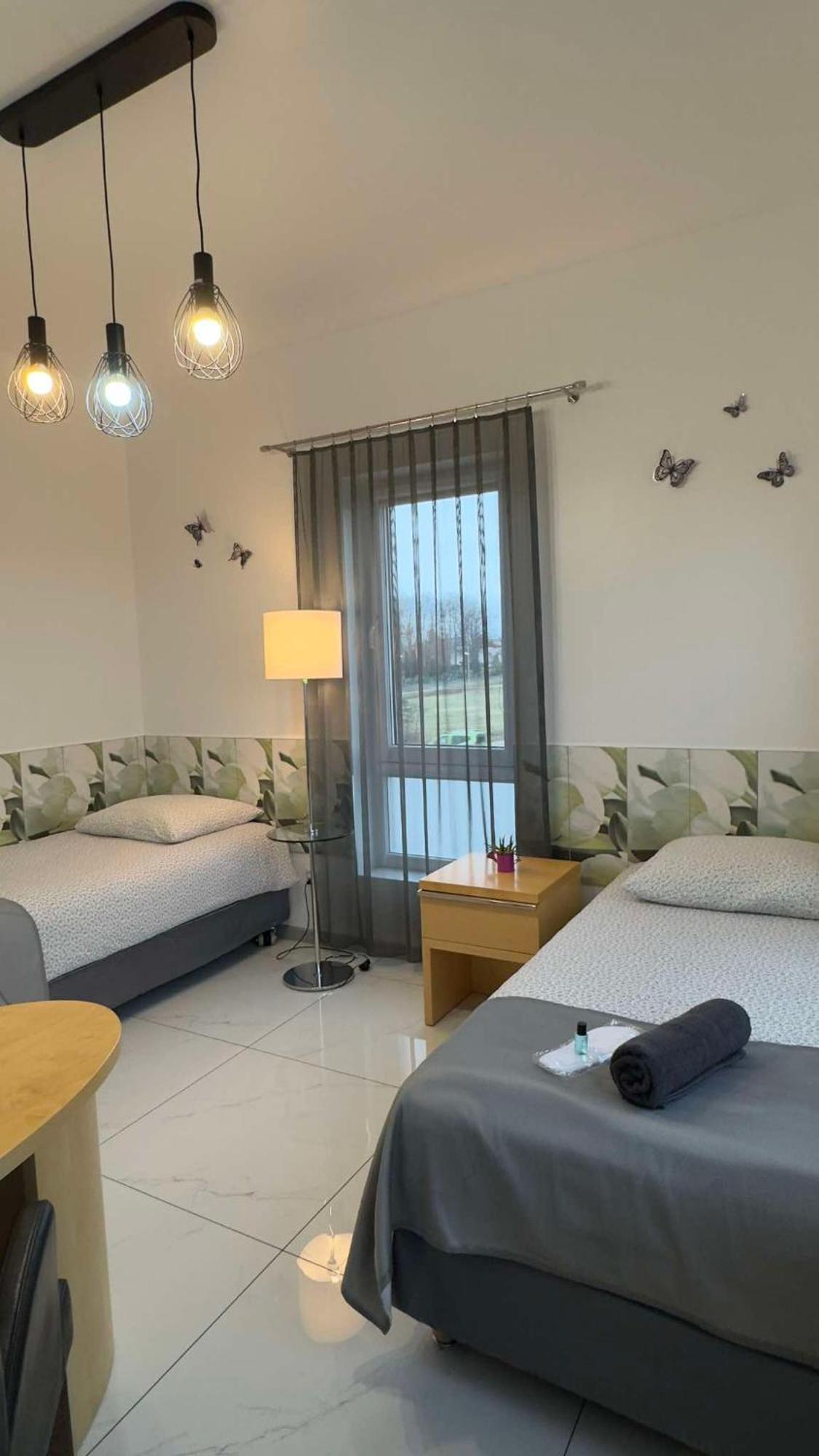 Azyl Hotel Legnica Bagian luar foto