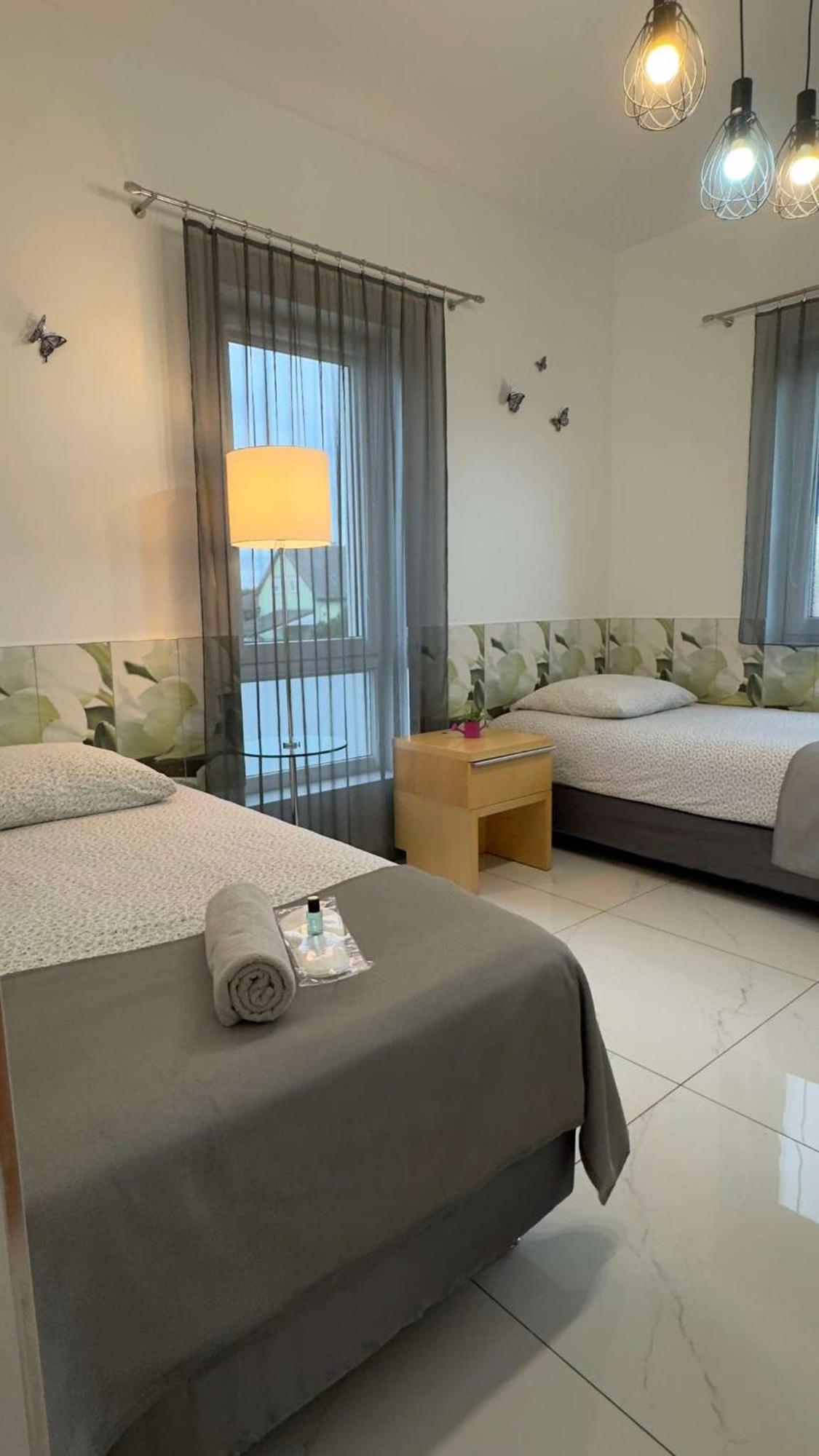 Azyl Hotel Legnica Bagian luar foto