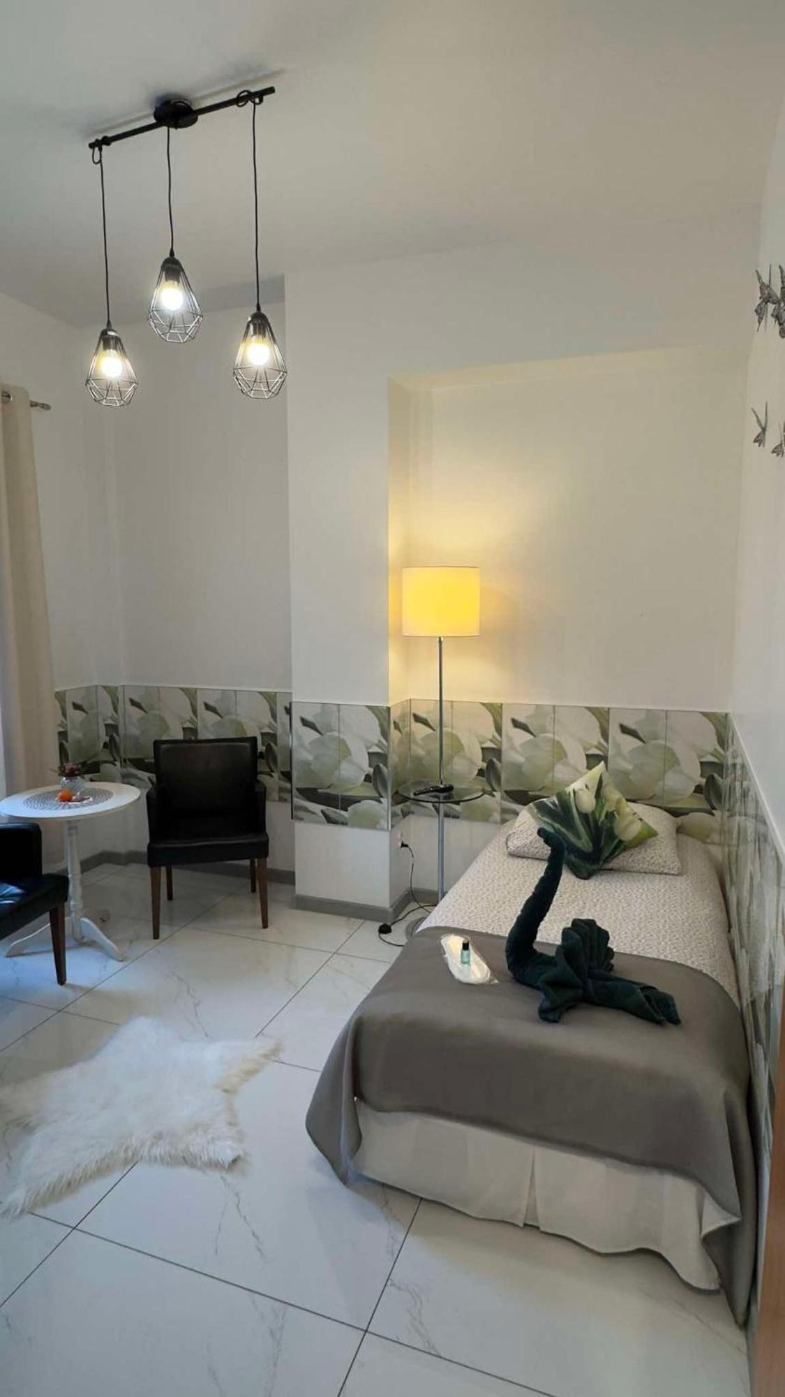 Azyl Hotel Legnica Bagian luar foto