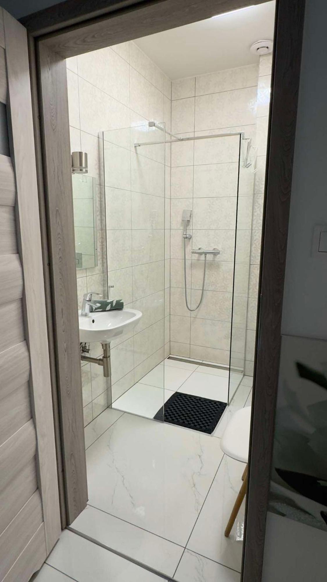 Azyl Hotel Legnica Bagian luar foto