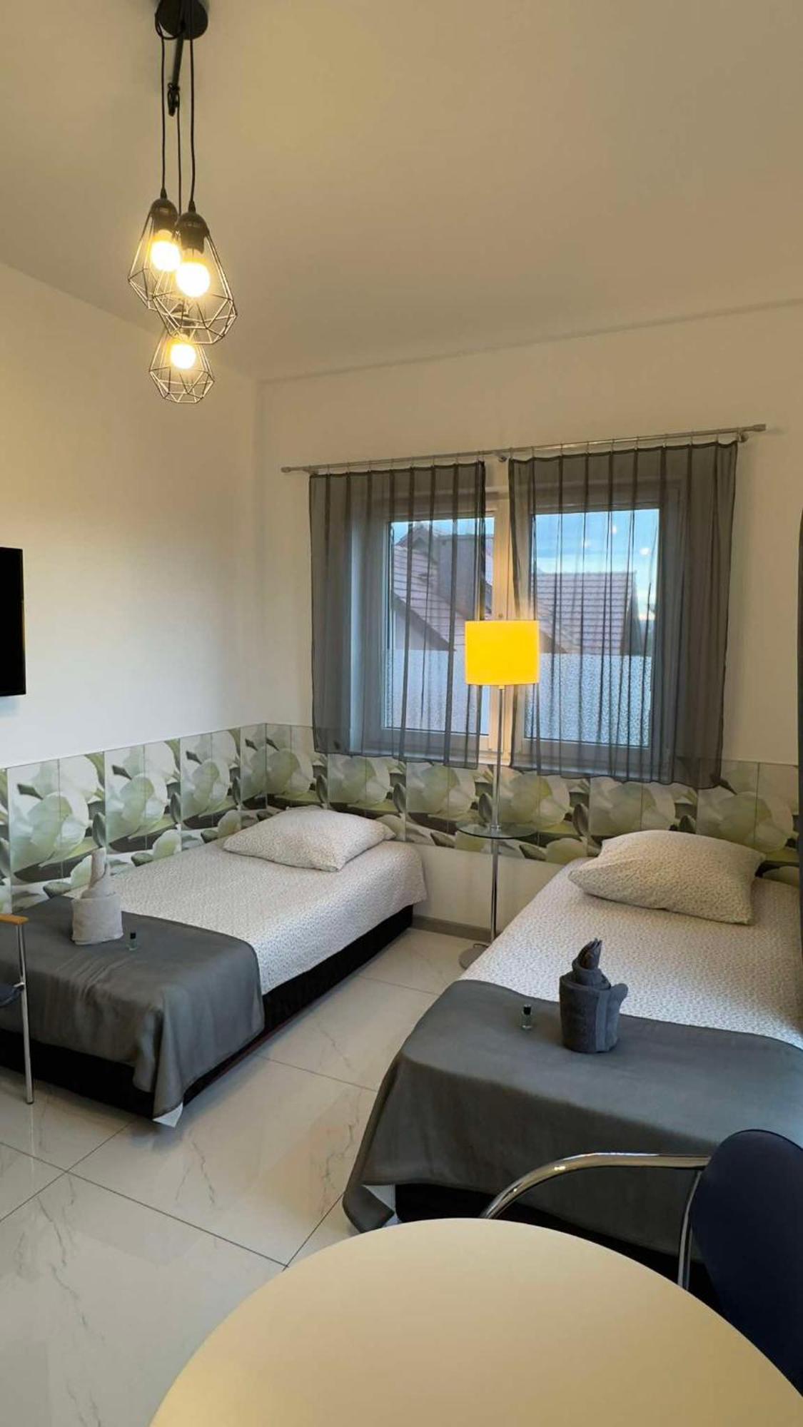 Azyl Hotel Legnica Bagian luar foto