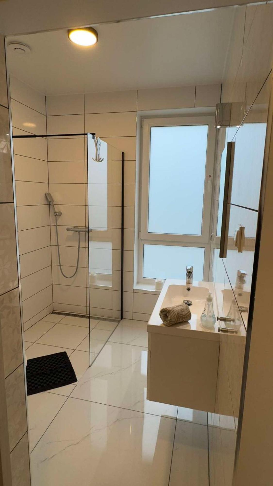Azyl Hotel Legnica Bagian luar foto