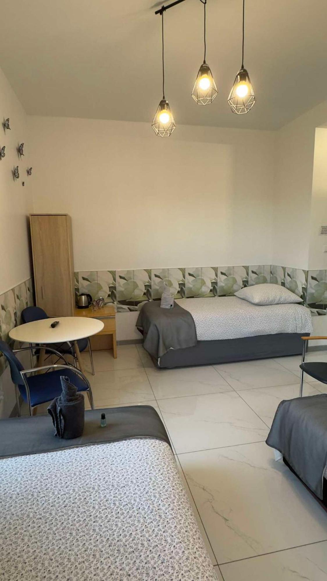 Azyl Hotel Legnica Bagian luar foto